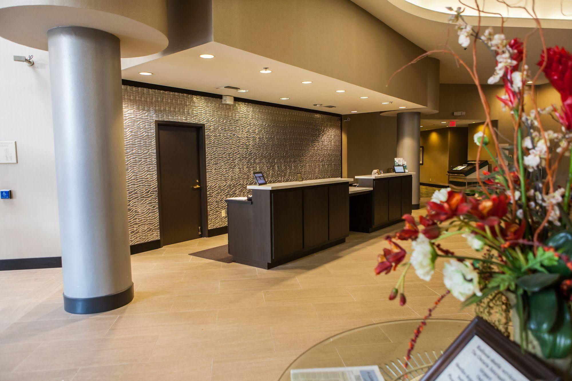 Hotel Delta By Marriott Airport 3*