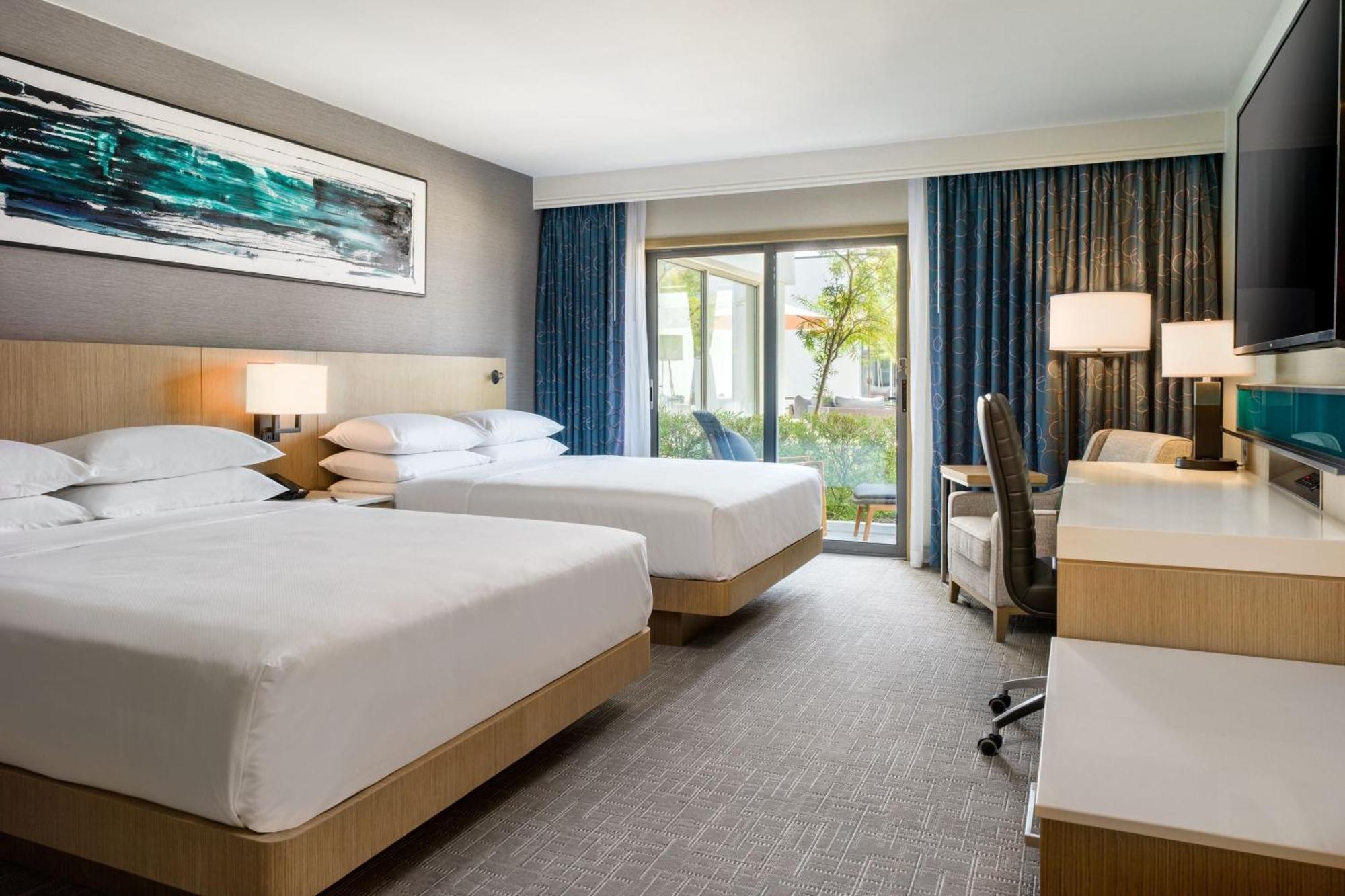 Hotel Delta By Marriott Airport 3*